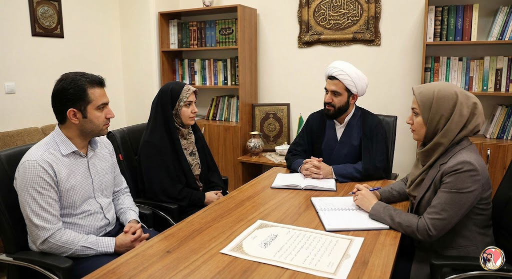 گفت‌وگوی محترمانه یک زوج با عاقد و مشاور ازدواج در فضایی آرام و خانوادگی، نماد اجرای صحیح صیغه موقت و مسیر امن ازدواج با سامانه پیوند دلها